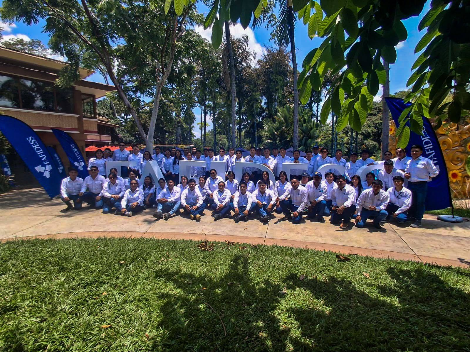 Equipo de FAFIDESS reunido durante la conmemoración de sus 40 años